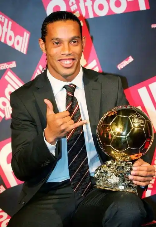 位员工的身 位员工的身